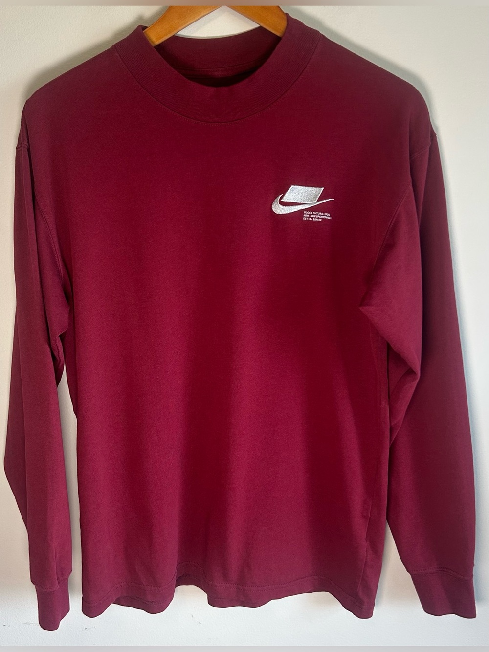 Nike Sportswear Men’s Block Futura Logo LS Tee T-shirt Sz S Burgundy DM4114-638